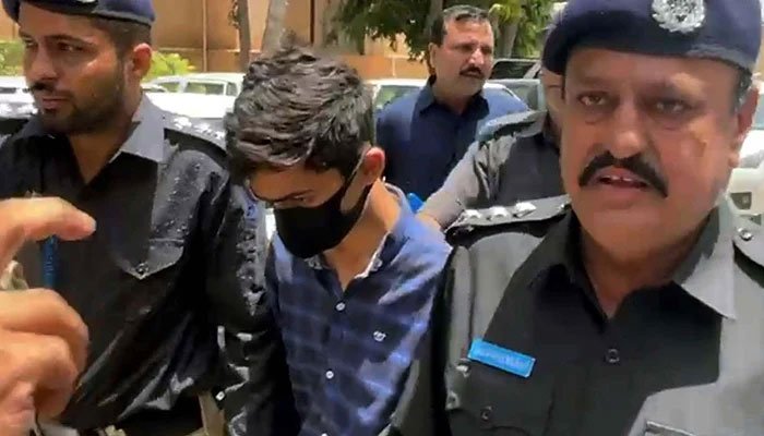 Police staff escorts Zaheer Ahmed arriving for a hearing at Sindh High Court premises in Karachi on Monday, June 06, 2022. — PPI/File