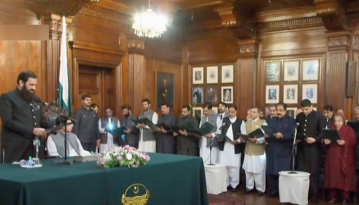 Governor Punjab Baligh-ur-Rehman administers the oath to 21 provincial ministers in Lahore, on August 6, 2022. — YouTube/PTVNewsLive