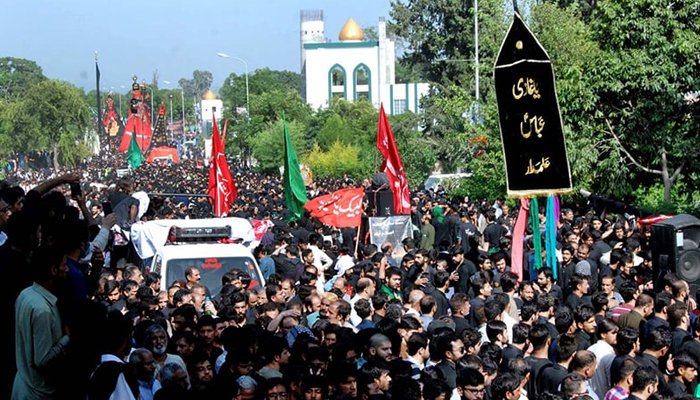 A large number of mourners attending the 9th Muharramul Haram procession in the federal capital in 2018. —APP/File