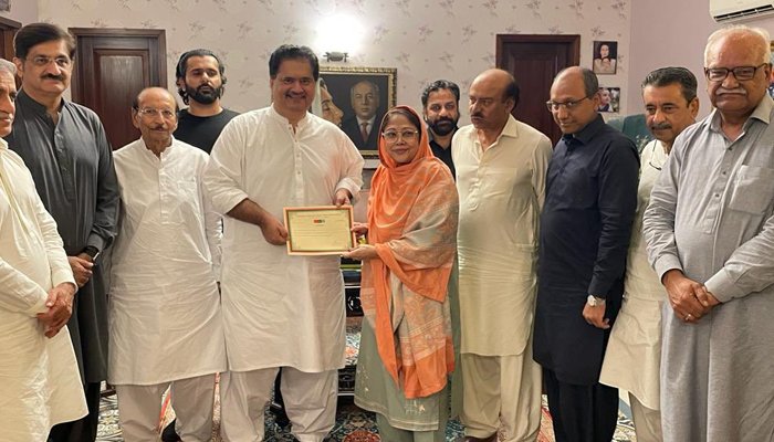 PPP leader Nabeel Gabol (centre left) stand with other party leaders during a meeting held at the Zardari House in Karachi, on August 16, 2022. — Twitter/PPP