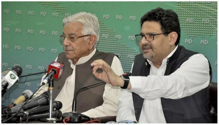 Federal Minister for Defence Minister Khawaja Muhammad Asif (L) and Finance and Revenue Miftah Ismail addressing a press conference at PID media centre. — APP