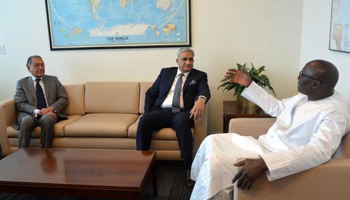 Chief of Army Staff (COAS) General Qamar Javed Bajwa (C) in a meeting with military advisor to Secretary-General United Nations (UN) Birame Diop (R). Permanent Representative of Pakistan to the United Nations Munir Akram is also present on the occasion. — Radio Pakistan
