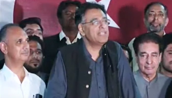 PTI Secretary-General Asad Umar addressing a press conference in Islamabad as the votes are counted for Sundays by-election on October 16, 2022. — YouTube/GeoNews/Screengrab