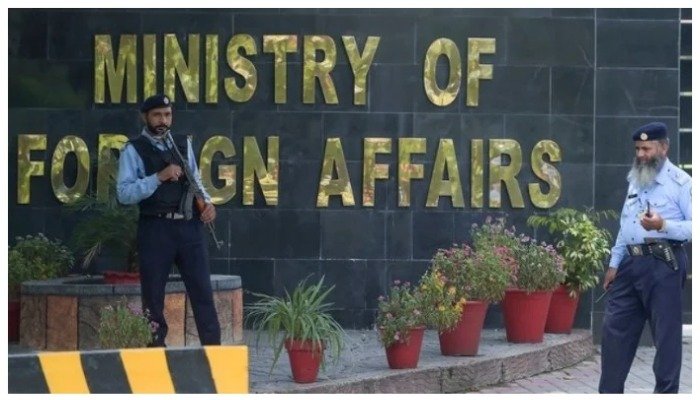 Image showing two security personnel standing guard outside the Ministry of Foreign Affairs (MOFA) in Islamabad. — AFP/ File