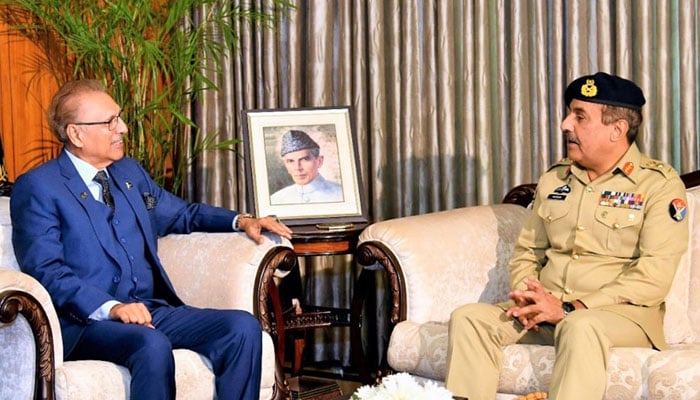 Outgoing CJCSC General Nadeem Raza speaks to President Arif Alvi during his farewell meeting.— Radio Pakistan
