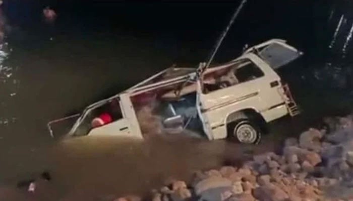 The ill-fated is seen plunged into a pothole near the Sehwan toll plaza on the Indus Highway on November 17. Screengrab of a Geo video