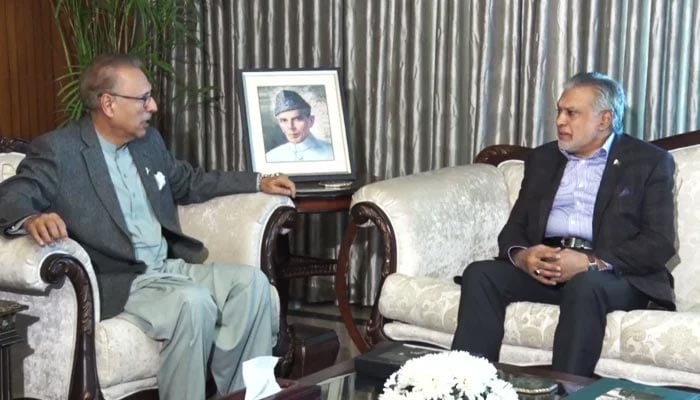 Federal Minister for Finance and Revenue Senator Mohammad Ishaq Dar (right) holds a meeting with President Arif Alvi at the Aiwan-e-Sadr in Islamabad, on November 18, 2022. — Presidents Secretariat