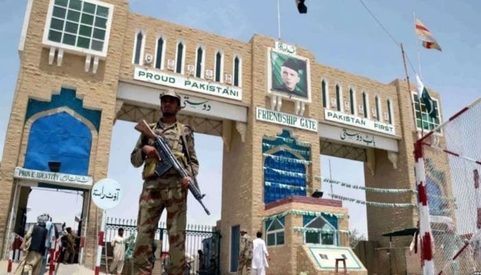 Pakistani border force personnel stands at Bab-e-Dosti on Chaman border. Photo: Geo.tv/ file