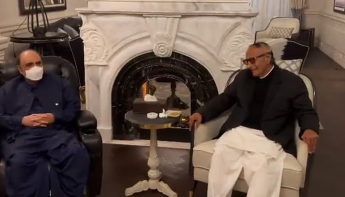 PML-Q chief Chaudhry Shujaat (right) meets PPP Co-chairperson Asif Ali Zardari in Lahore on December 20, 2022. — Twitter/MediaCellPPP