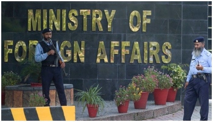 Islamabad Police personnel stand outside the Ministry of Foreign Affairs in Islamabad. — AFP/File