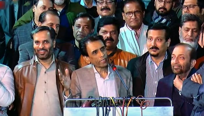 MQM-P Convener Dr Khalid Maqbool Siddiqui (centre) announces the boycott of LG elections in Sindh on January 15, 2023, in Karachi. — YouTube/HumNewsLive