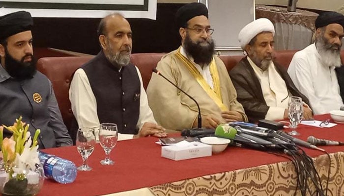 Pakistan Ulema Council Chairman Hafiz Muhammad Tahir Mahmood Ashrafi, flanked by other religious leaders, addresses a press conference. — APP/File