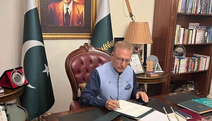 President Dr Arif Alvi signing the Pakistan Electronic Media Regulatory Authority (Amendment) Bill 2023 into law, at Aiwan-e-Sadr, Islamabad. — Twitter/@PTVNewsOfficial