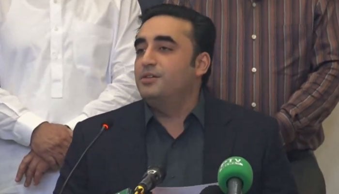 Pakistan Peoples Party Chairman Bilawal Bhutto Zardari talking to the media after the CEC meeting. — Screengrab/Geo News