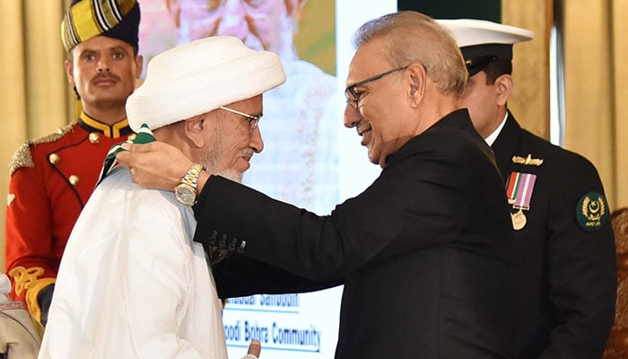 Head of the Dawoodi Bohra Community Dr Syedna Mufaddal Saifuddin (left) receiving the Nishan-e-Pakistan award from President Dr Arif Alvi in a ceremony at Aiwan-e-Sadr on December 5, 2023. — President House